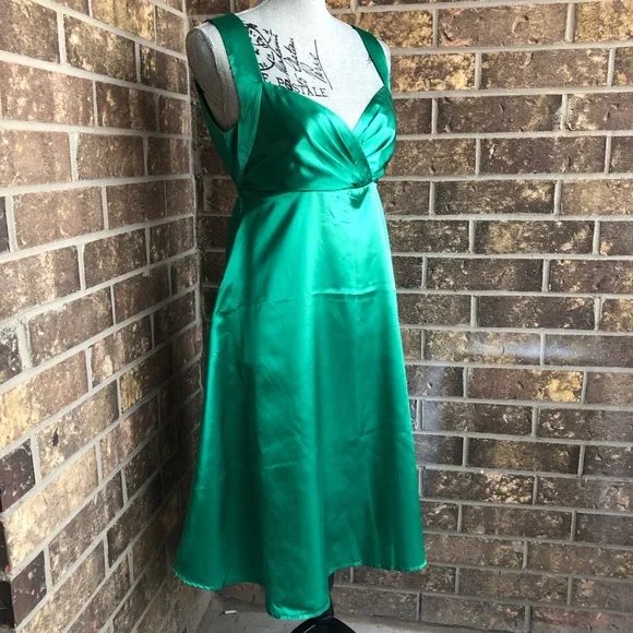 Emerald Green Dress - Picture 2 of 10